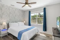 IRB Oasis: 2 homes, Heated Salt Pool, Waterfront, Sleeps 14