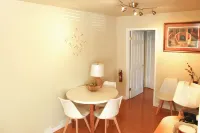 Cozy 2-bedroom condo in fabulous Berkeley next to the marina