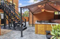 The Palms of Tampa - Private Courtyard
