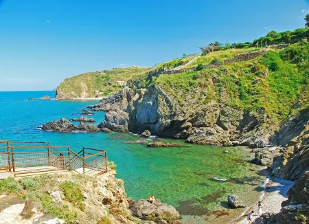 Superb apartment in Collioure, terrace, pool and tranquillity Отели в г. Коллиур