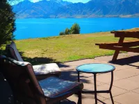 Lakefront House - overlooking Lake Hawea