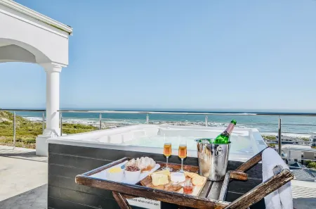 Majestic hill-top 5-star awarded boutique Penthouse. Отели в г. Malmesbury