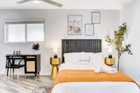 Spacious 7-bedroom 4-bathroom house in fabulous Las Vegas with AC, WiFi and Spa Hotels in South of The Strip