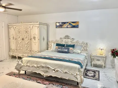 Classic Studio in Venetian Road
