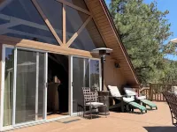 Beautiful cabin, stunning view, spacious deck. Price includes cleaning fee, etc. Hotels in Pine