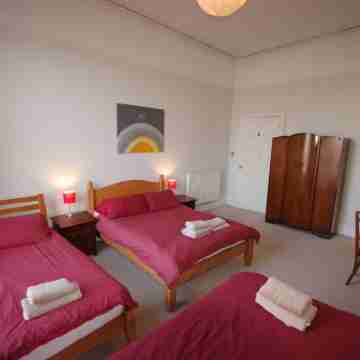 Fantastic city centre location - Spacious 3 bedroom apartment Rooms