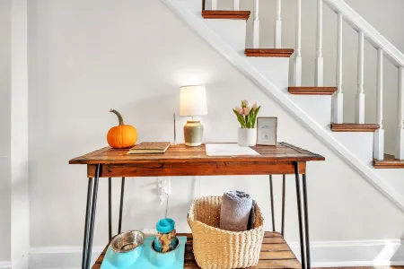 Chic 3BR Home: Pet Friendly, Near Furman & Parks Отели в г. Санс Сауси