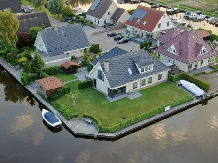 Beautiful Family home, 4 - 10 pers, on open water. Отели в г. De Friese Meren