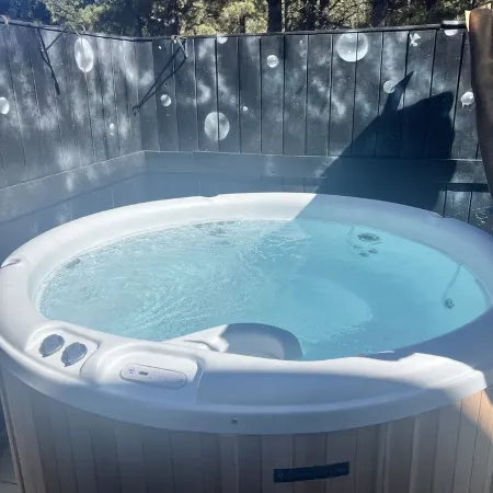 New listing! Modern ski retreat 2min to skiing! Dog friendly! 4bed3bath hottub