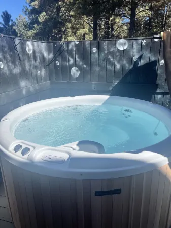 New listing! Modern ski retreat 2min to skiing! Dog friendly! 4bed3bath hottub