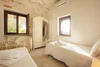 Cisternino-Trullie and Lamie: Grove in Valle D'Itria, "L'Ulivo" accommodation