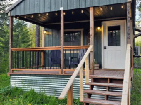 Eagle's Nest: a cozy cabin beneath the pines at Glacier Lodge Cabins Hotels in Coram