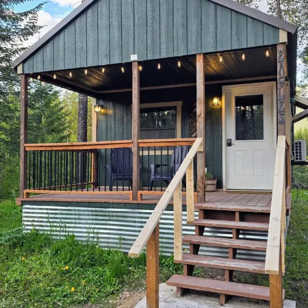 Eagle's Nest: a cozy cabin beneath the pines at Glacier Lodge Cabins