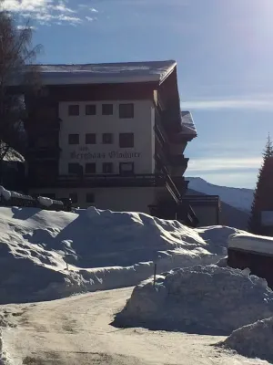 Apartment with balcony with mountain views in Heiligenblut, in the hiking u. Ski Area Hotels in Heiligenblut