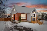 Cozy 4 BR Home in Cornwall Hotels near Moores Clothing for Men
