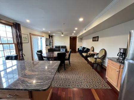 3Bed / 3Bath Home, 3 Parking spots close to Central Sq, MIT, Harvard. Walk to T. Отели рядом с достопримечательностью «Kendall Square»