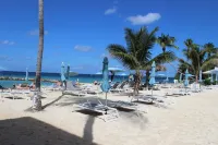 2 Bedroom Condo Seven Mile Beach -Sunset Cove - Newly Renovated