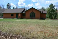 Northwoods 3 bed/2 bath Cabin Retreat with NEW HOT TUB & 2 Canoes!