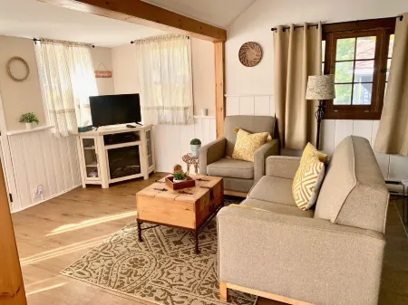 Cozy cottage minutes to lake! Отели рядом с достопримечательностью «The Gardens at Pillar and Post»