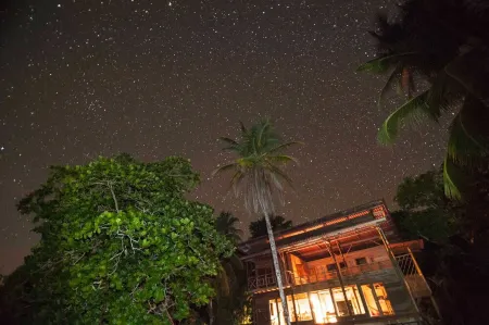 The Ultimate Beach House (Casa Sol Y La Luna) Отели в г. Бастименто