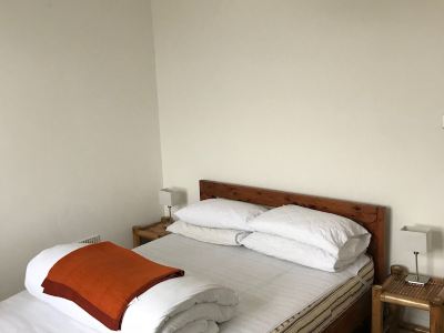 Light airy flat only 5mins from station, shops and sea