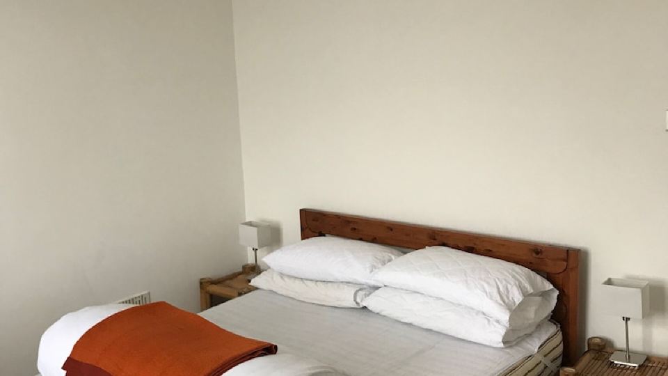 Light airy flat only 5mins from station, shops and sea