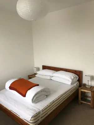 Light airy flat only 5mins from station, shops and sea