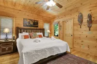 Spacious cabin with breathtaking mountain view! Pet Friendly! Mercier Orchards附近的飯店