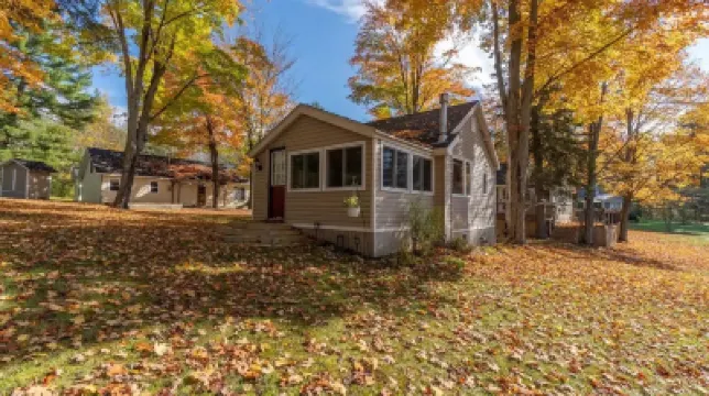 Two Bedroom Moon River Cottage Hotels near Lake Muskoka