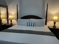 King Ranch villas - hilltop cabin with 22 person jacuzzi Hotel a 