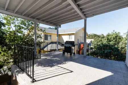 Cozy 3 bedroom 2 bath apartment in the heart of San Fernando Отели рядом с достопримечательностью «Valley Presbyterian Church»