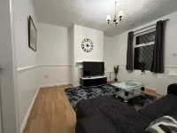Comfortable, spacious Two bedroom house close to Etihad Stadium Hotel in zona Clarendon Sixth Form College