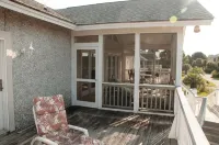 Relax by the Sea! Wide Beach! Beautiful view from porch.