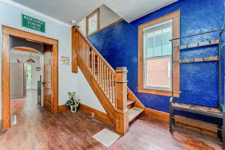 Awesome House, 5 minutes to DT, 2 miles to Stadium and Ruby Memorial! Отели в г. Моргантаун