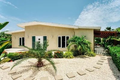 Peaceful Palm Beach Villa - For Families & Friends