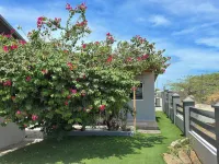 Beach 7 min away! 2 BR, 1 BA, free parking, kitchen, workspace, hot water shower