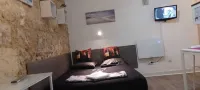 RARE HEART OF BORDEAUX. Stone studio and patio, Tourny-Quinconces