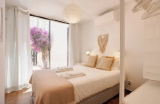 (RARE Traditional Family Villa 100m from the beach and city centre