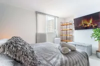 Modern Apt: By Medellín, Park, Dining, Balcony, Nightlife, WiFi & Self Check-in Hotels near Mall Vegas Plaza