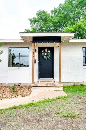 "The Brixley House" off the Kerrville River Trail w/Private Backyard