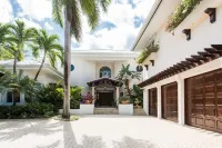 Tatenda: Spacious, Beachfront Villa with Private Pool, & Balcony Suites