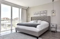 Condo 3 minute walk to palm beach and restaurants