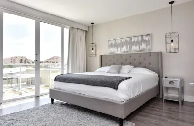 Condo 3 minute walk to palm beach and restaurants