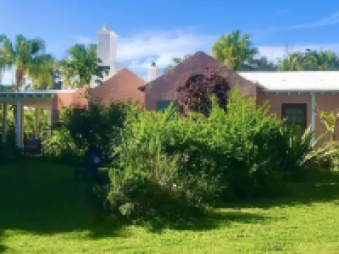 Magical private estate:3 bed Sage Cottage,big porch near Cambridge Beaches & fun Hotels in Sandys