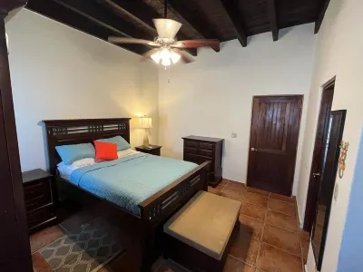 Sueño Escondido-West Bay Beach Hotel di 