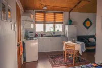 Character cottage. Walking distance to mountain and town. Private with spa.