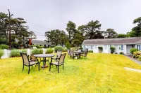 Modern & Renovated Studio Condo (Steps to the Beach - Pool, WiFi, Free Parking