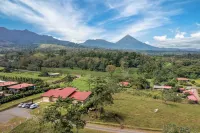 Mayoli Hill Deluxe Farmhouse Hot Tub & Private Pool with Volcano View