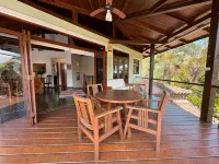 House with pool and sea view in upmarket neighborhood for up to 10 people with WIFI.