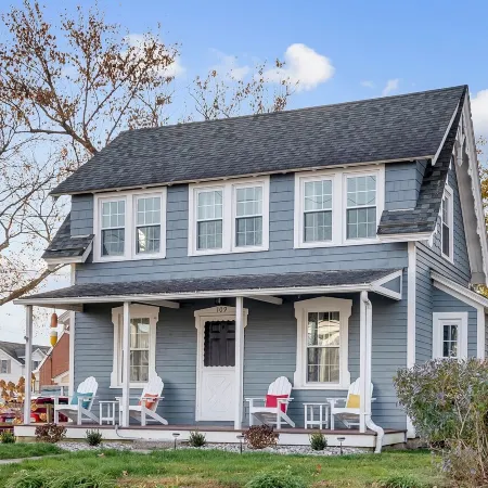 Adorable Cottage with Cottage porch, walk to water & town